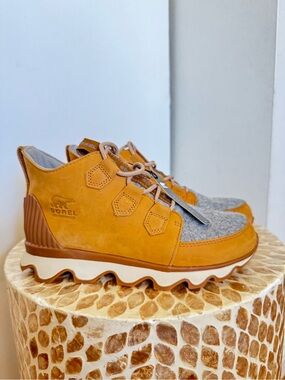 NWT Sorel Caribou Waterproof Camel Brown Sneakers size 8.5